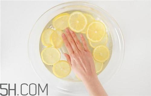 用檸檬水洗臉可以嗎？檸檬水洗臉的功效是什么呢？