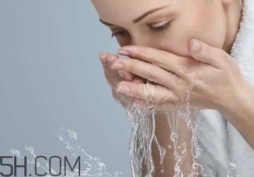 用檸檬水洗臉可以嗎？檸檬水洗臉的功效是什么呢？