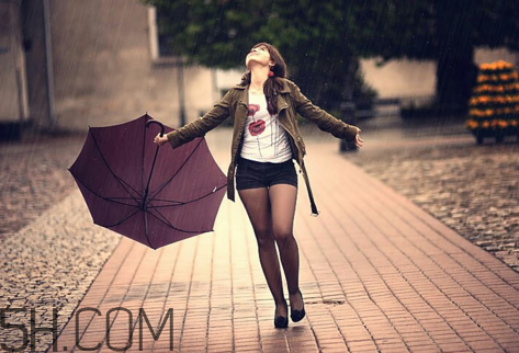 淋雨后要洗澡嗎？淋雨后不洗澡會(huì)怎么樣？
