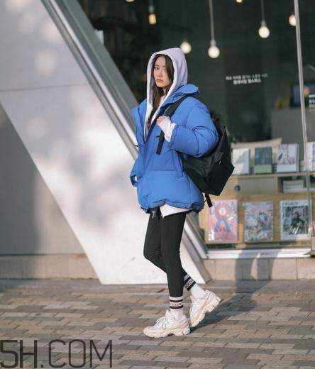 藍色棉襖配什么褲子？藍色棉服搭配褲子圖片