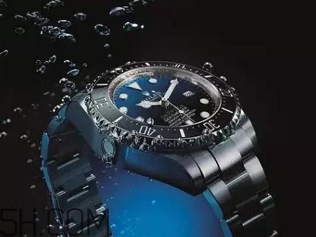 防水手表能帶著游泳嗎？防水手表可以泡溫泉嗎？