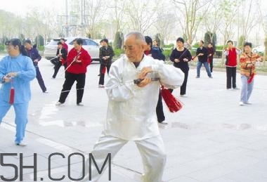 冬季應(yīng)該怎么晨練？冬季晨練的注意事項(xiàng)有哪些？
