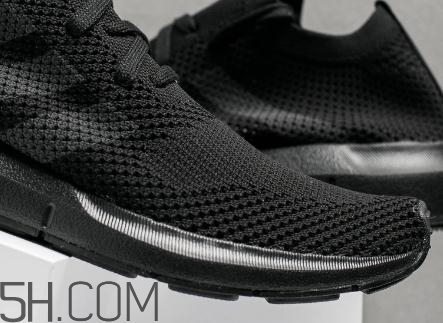 adidas swift run triple black配色在哪買_多少錢？
