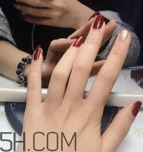 冬天美甲適合什么顏色？純色美甲跳色款式搭配圖