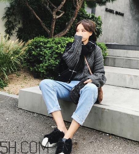 牛仔褲粘上口香糖怎么除掉？牛仔褲上的機(jī)油怎么洗掉？