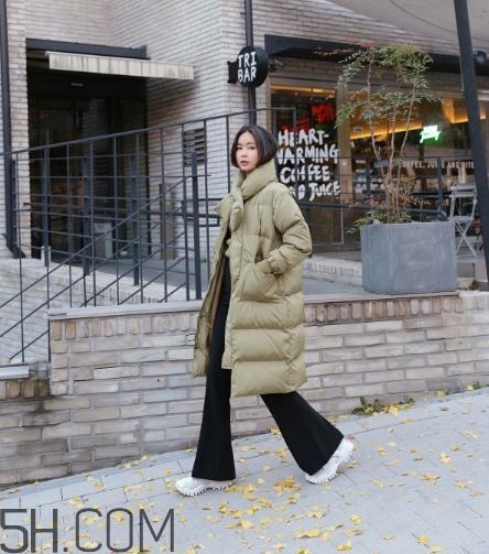 喇叭褲搭配羽絨服好看嗎？喇叭褲搭配羽絨服圖片