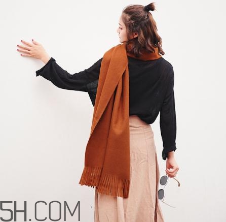 焦糖色圍巾配什么顏色衣服？焦糖色圍巾搭配圖片