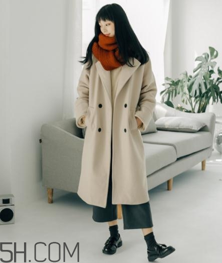焦糖色圍巾配什么顏色衣服？焦糖色圍巾搭配圖片