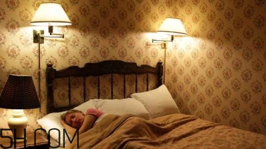 睡覺不關(guān)燈的危害有哪些？如何正確的睡個美容覺？