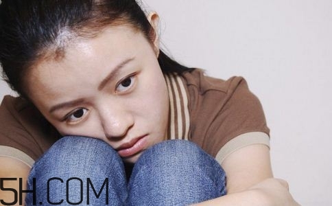 焦慮癥的表現(xiàn)是怎樣的？焦慮癥對身體有什么危害？