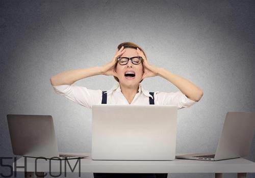 焦慮癥患者為什么一到晚上就焦慮得厲害？焦慮癥嚴重了會怎么樣？