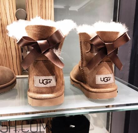 ugg雪地靴要穿襪子嗎？ugg是光腳穿嗎？