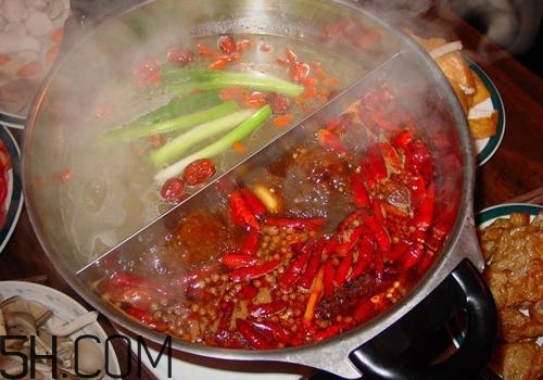 喉嚨有異物是食道癌嗎？如何預(yù)防食道癌？