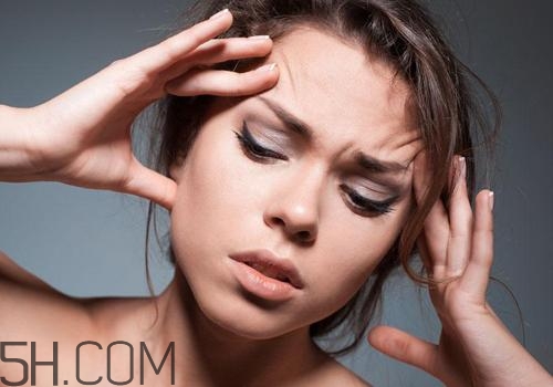 月經(jīng)前頭疼是怎么回事？月經(jīng)前有頭疼的癥狀嗎？