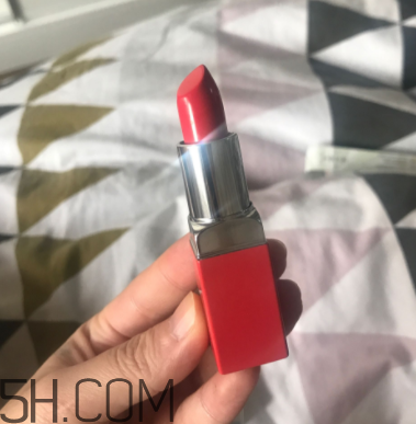 倩碧小方唇膏卡唇紋嗎？06號(hào)適合黃皮嗎？