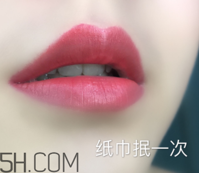 倩碧小方唇膏持久度如何？沾杯嗎？