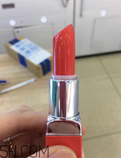 倩碧小方唇膏持久度如何？沾杯嗎？