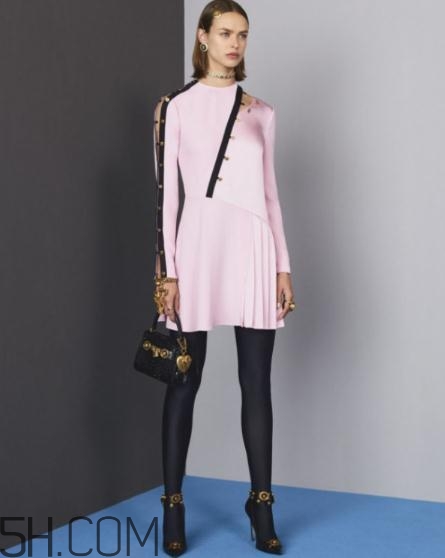 versace2018早秋服裝系列好看嗎_有哪些款式？