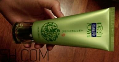 百雀羚泡沫潔面乳洗后緊繃嗎？適合干皮嗎？