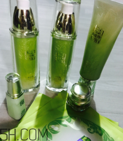 百雀羚水能量套盒適合油皮嗎？適合秋冬用嗎？
