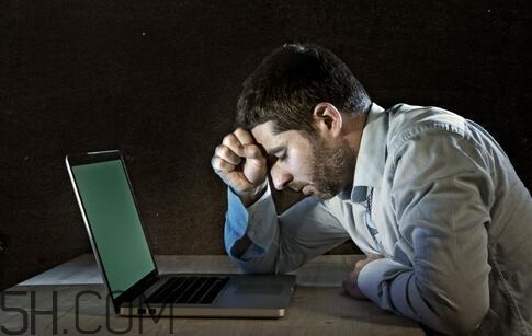 男性經常熬夜有哪些危害？男性常熬夜對身體危害有哪些？