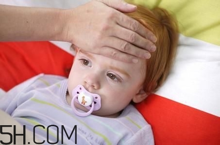 小兒肺炎的癥狀表現(xiàn)有哪些？小兒肺炎應該怎么治療？