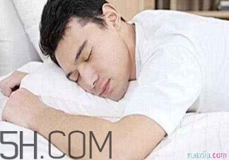 男人趴著睡對(duì)身體的危害有哪些？男人趴著睡有哪些危害？