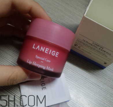 蘭芝夜間唇膜每次敷多厚？每次用多少？