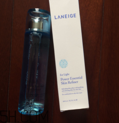 蘭芝水衡精華水油不油？適合油皮嗎？