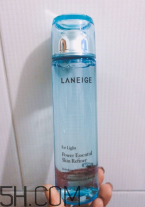 蘭芝水衡精華水油不油？適合油皮嗎？