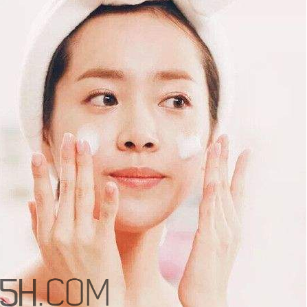 卸妝膏和卸妝油有什么區(qū)別？不同卸妝產(chǎn)品的使用方法