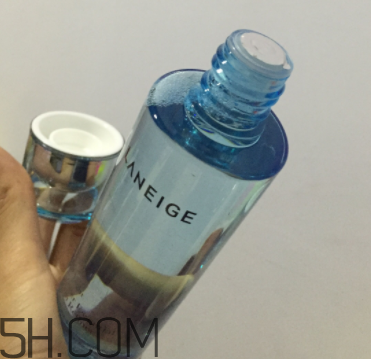 蘭芝水衡精華水油不油？適合油皮嗎？