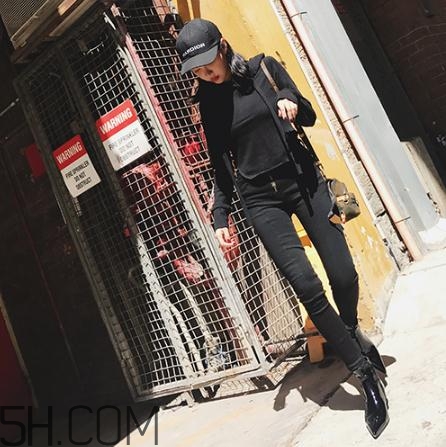 黑色衣服掉色屬于質(zhì)量問題嗎？黑色衣服掉色嚴(yán)重怎么辦？