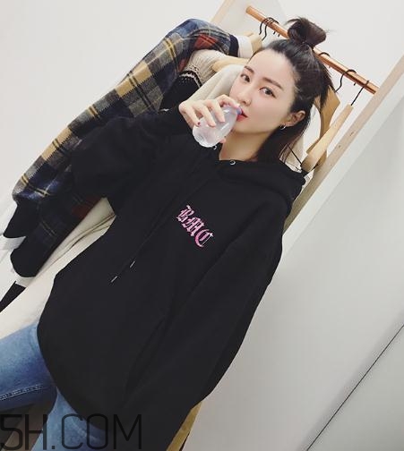 黑色衣服粘毛怎么處理？黑色衣服沾毛怎么辦？