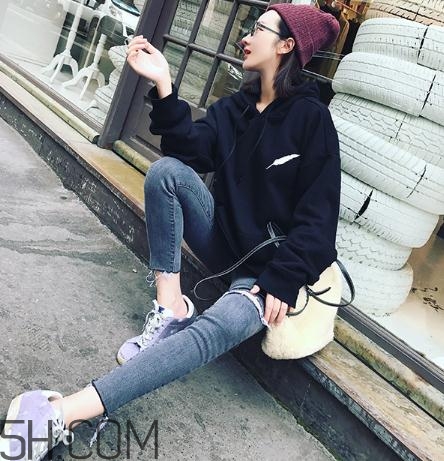 黑色衣服被漂白水弄壞怎么復(fù)原？黑色衣服被84燒黃了怎么辦？