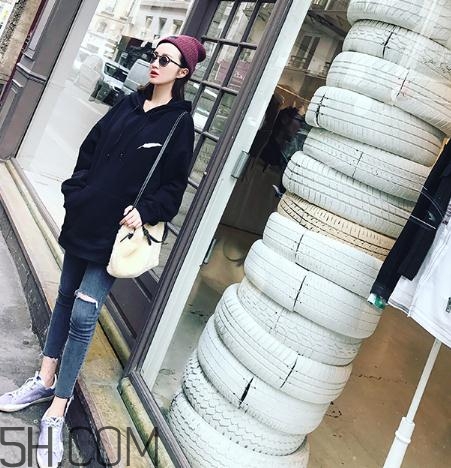 黑色衣服被漂白水弄壞怎么復(fù)原？黑色衣服被84燒黃了怎么辦？