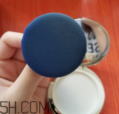 sum37空氣感氣墊霜浮粉嗎？適合油皮嗎？