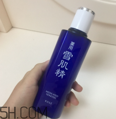 雪肌精化妝水盈潤型適合油皮嗎？適合夏季嗎？