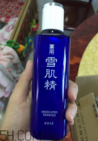 雪肌精化妝水盈潤型成分是什么？會(huì)使皮膚變薄嗎？