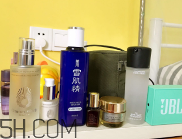 雪肌精化妝水盈潤型成分是什么？會(huì)使皮膚變薄嗎？