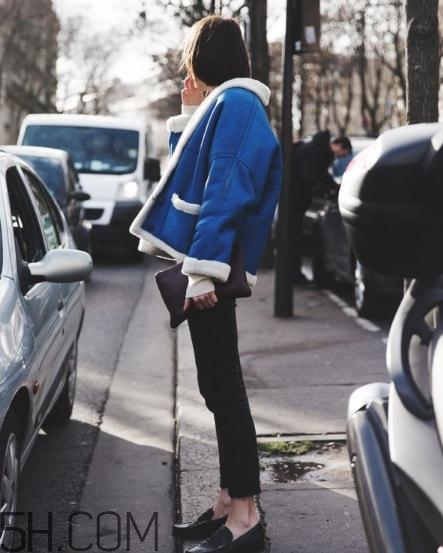 羊羔絨牛仔外套怎么搭配？羊羔絨牛仔外套搭配女