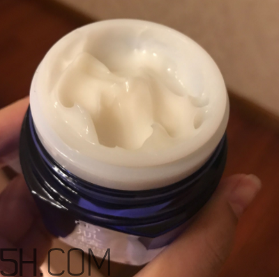 雪肌精菁華凝霜油不油？適合油皮嗎？