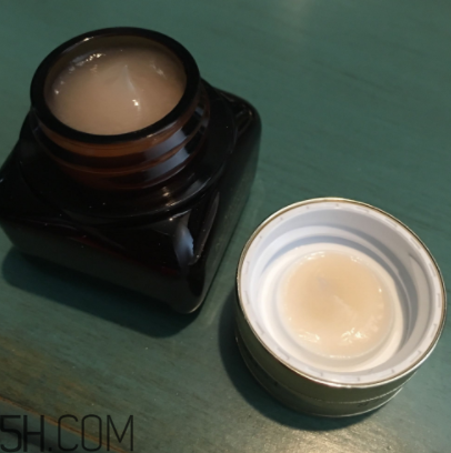 雅詩蘭黛小棕瓶眼霜每次用多少毫升？每次用量多少？