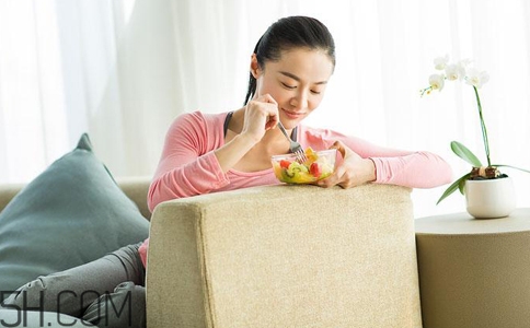 女孩月經初潮可不可以喝紅糖水？女孩月經初潮媽媽應該怎么做？