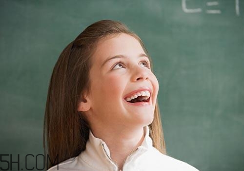 女孩月經(jīng)初潮量多量少正常嗎？月經(jīng)初潮一般幾天干凈？