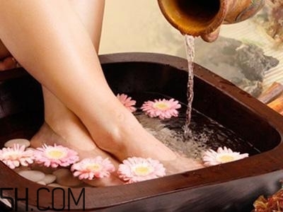 檸檬精油可以泡腳嗎？檸檬精油泡腳的好處有哪些？