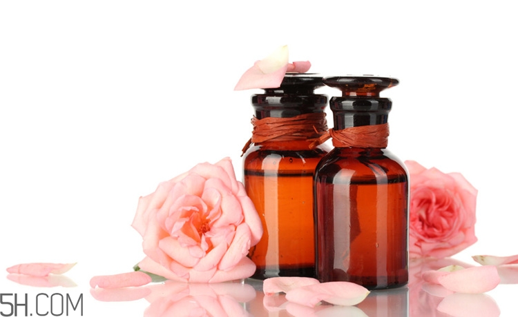 玫瑰精油能泡腳嗎？玫瑰精油的使用方法有哪些？