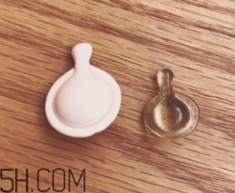 伊麗莎白雅頓眼部精華液油不油？長脂肪粒嗎？