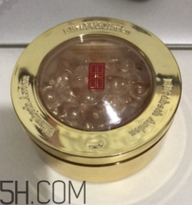 伊麗莎白雅頓眼部精華液油不油？長脂肪粒嗎？