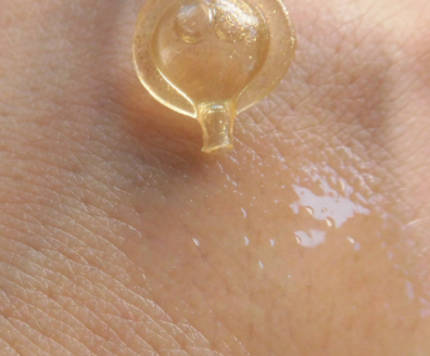伊麗莎白雅頓眼部精華液油不油？長脂肪粒嗎？